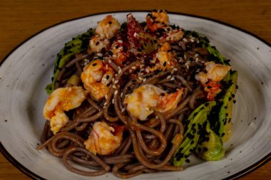 Asya mutfağı - Soba karides ve avokado