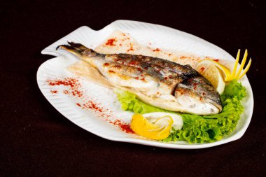 Limon ve salata Izgara dorada balık servis