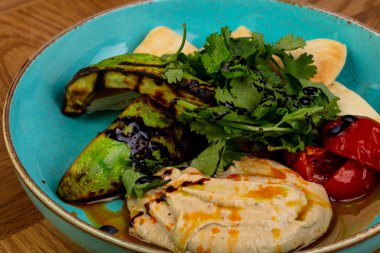 Rucola ve patlıcan mousse ile ızgara avokado