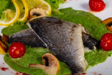 Buğulanmış Dorada balık fileto sos ile