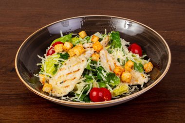 Sezar salatası tavuk ve peynir