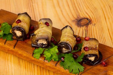 Peynir ile doldurulmuş patlıcan rulo