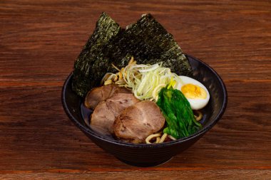 Sığır eti ve yumurta çorba ramen