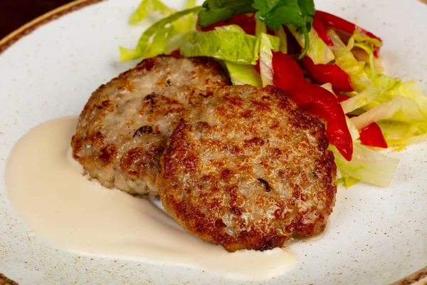 Dos Chuletas Pollo Con Verduras —  Fotos de Stock