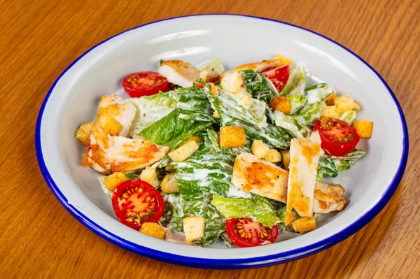Caesar Salade Met Gegrilde Zalm Parmezaanse Kaas — Stockfoto