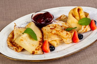 Krep reçel ve çilek ile