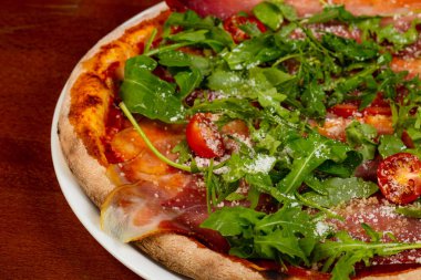 Jambonlu ve peynirli pizza