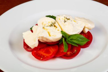 Burrata peynir domates ve fesleğen ile