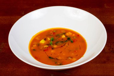 Otlar ile sebze sebzeli çorba çorba