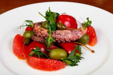 Greyfurt ve zeytin Izgara ahtapot