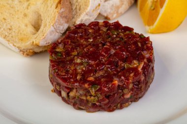Biftek tartare ekmek ve limon ile