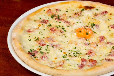 Yumurta ve jambon pizza Carbonara