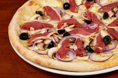 Ördek ve Mantarlı Pizza