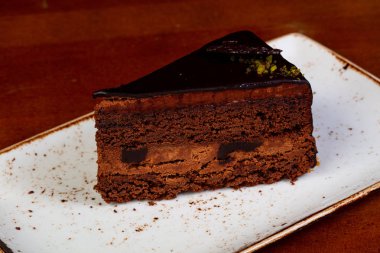 Kalenin içinde çikolatalı pasta dilimi