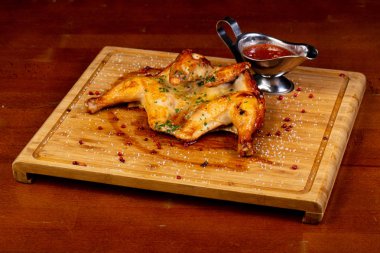 Genç tavuk sosu ile