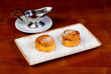 Krema ile iki tatlı profiterol