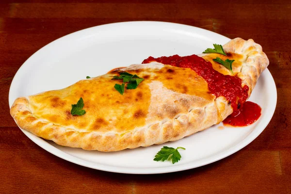 Zamknięta Pizza Calzone Mięsem Serem — Zdjęcie stockowe