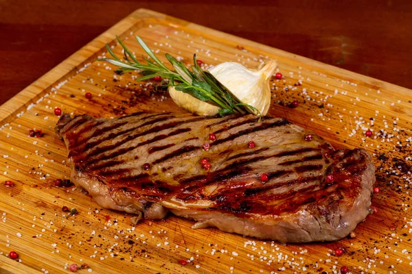 Hovězí Striploin Steak Rozmarýnem — Stock fotografie