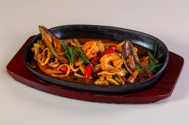 Deniz ürünleri makarna pan sos ile