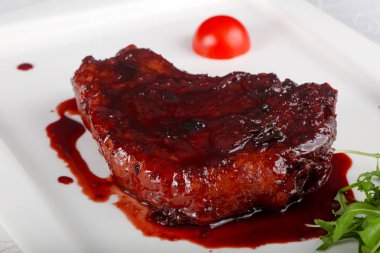 Böğürtlen soslu biftek.