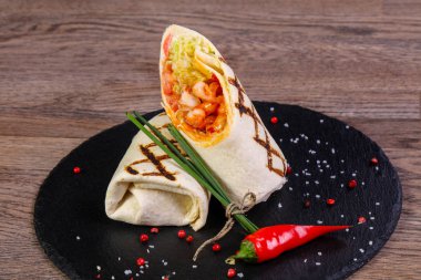 Tavuk ile biber hizmet tortilla rulo