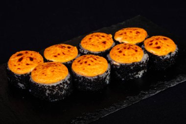 Soslu pişmiş Japon rulo