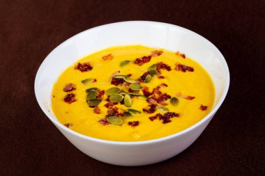 Jambonlu balkabağı kremalı çorba.