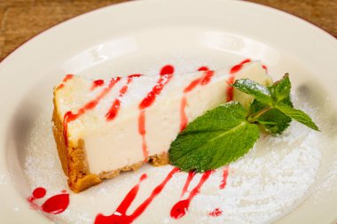 Nane yaprakları ile klasik cheesecake