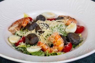 Karides ve parmesan peynirli Sezar salatası.