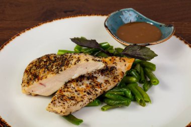 Provance otlar ile kavrulmuş tavuk göğsü