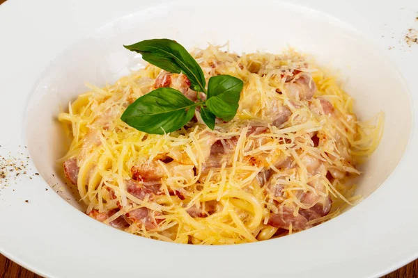 Pasta Spaghetti Carbonara Geserveerd Basilicum — Stockfoto