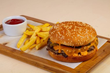 Hamburger kızarmış patates ve sos ile