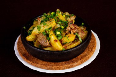 Kavrulmuş domuz patates tava ile