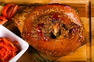 Kavrulmuş domuz diz lahana ve hardal sosu ile