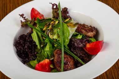 Karaciğer ve domates salatası