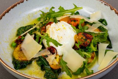 Mantar ve mozzarellalı salata