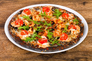 Karides ve roka ile pizza.