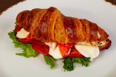 Kruvasan tavuk ve peynir ile