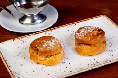 Krema ile iki tatlı profiterol