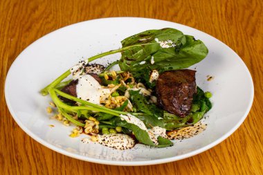 Sosu ve ıspanak ile sığır eti