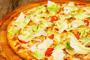Pizza Sezar tavuk ve salata ile