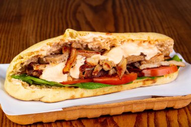 Pide tavuk ve sebze ile