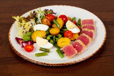 Nisuaz salatası kavrulmuş ton balığı ile