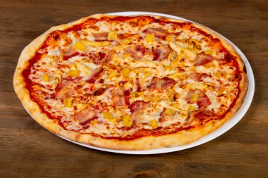 Pastırma, peynir ve ananas pizza