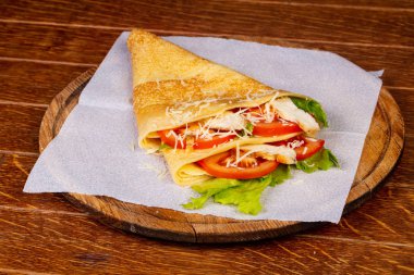 Tavuk ve domates ile gözleme