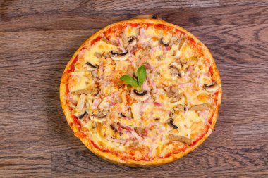 Jambon ve mantar pizza fesleğen hizmet