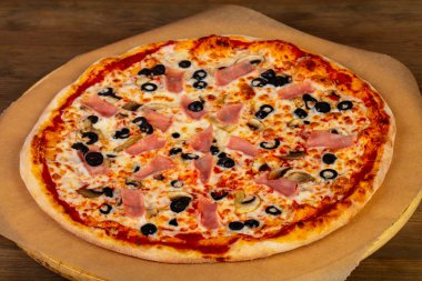 Jambon, peynir ve Mantarlı Pizza