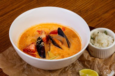 Tay tom yam deniz mahsulleri çorbası