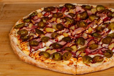 pastırma ve domates pizza