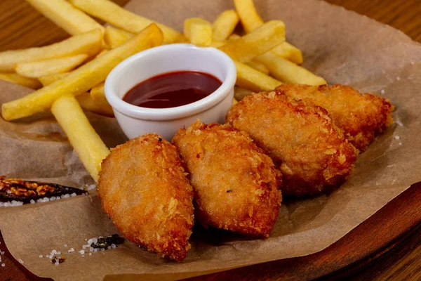 Nuggets Frango Empanado Com Batata Frita — Fotografia de Stock